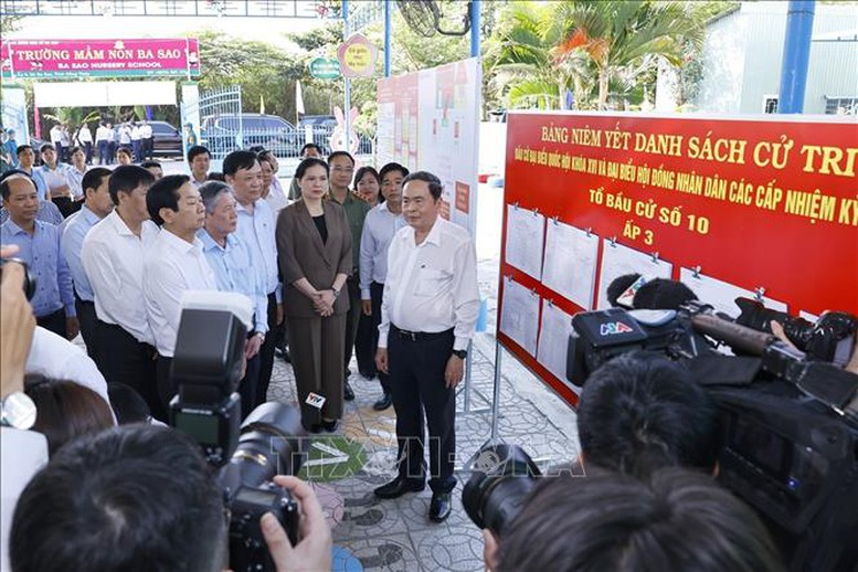 Chủ tịch Quốc hội Trần Thanh Mẫn khảo s&aacute;t Tổ bầu cử số 10, x&atilde; Ba Sao, tỉnh Đồng Th&aacute;p - Ảnh: Do&atilde;n Tấn/TTXVN