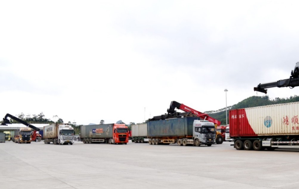 Thực hiện bốc xếp container hàng hóa XNK tại Công viên logistics Viettel Lạng Sơn. Ảnh: Trí Dũng Thực hiện bốc xếp container hàng hóa XNK tại Công viên logistics Viettel Lạng Sơn. Ảnh: Trí Dũng