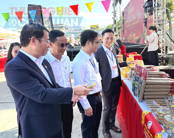 Ông Nguyễn Đình Khánh Vân - Bí thư Đảng ủy phường Liên Chiểu, TP. Đà Nẵng và lãnh đạo phường tham quan các gian hàng. Ông Nguyễn Đình Khánh Vân - Bí thư Đảng ủy phường Liên Chiểu, TP. Đà Nẵng và lãnh đạo phường tham quan các gian hàng.