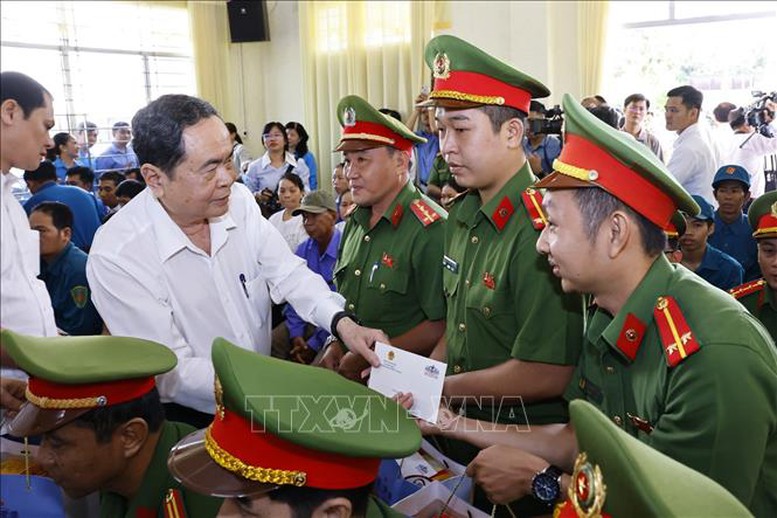 Chủ tịch Quốc hội Trần Thanh Mẫn tặng qu&agrave; cho c&aacute;n bộ, chiến sĩ lực lượng vũ trang tr&ecirc;n địa b&agrave;n tỉnh tại x&atilde; Ba Sao, tỉnh Đồng Th&aacute;p - Ảnh: Do&atilde;n Tấn/TTXVN