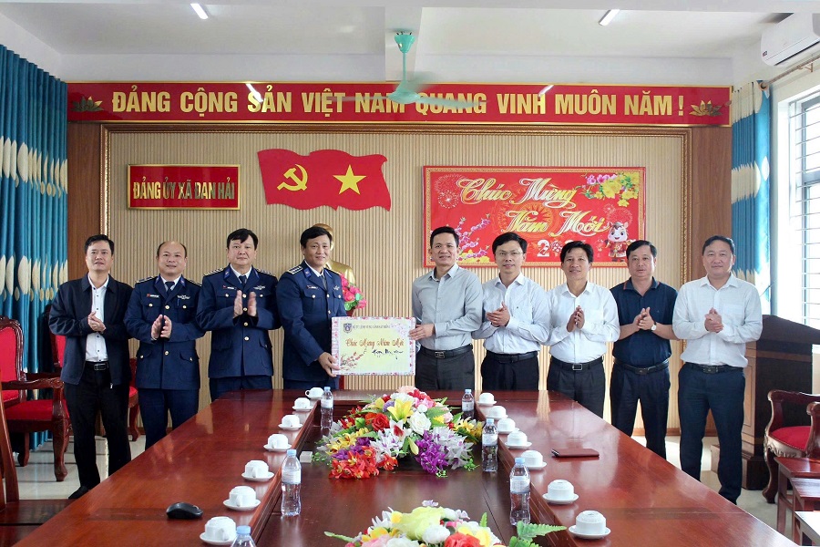 Ảnh 9: Thăm, chúc Tết Đảng ủy, UBND xã Đan Hải, tỉnh Hà Tĩnh Ảnh 9: Thăm, chúc Tết Đảng ủy, UBND xã Đan Hải, tỉnh Hà Tĩnh