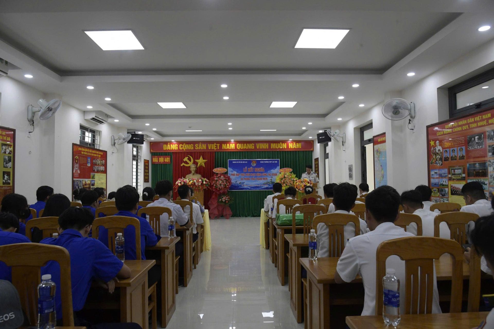 Quang cảnh kết nghĩa giữa Đo&agrave;n cơ sở Hải đội 401 v&agrave; Đo&agrave;n trường THPT An Thới