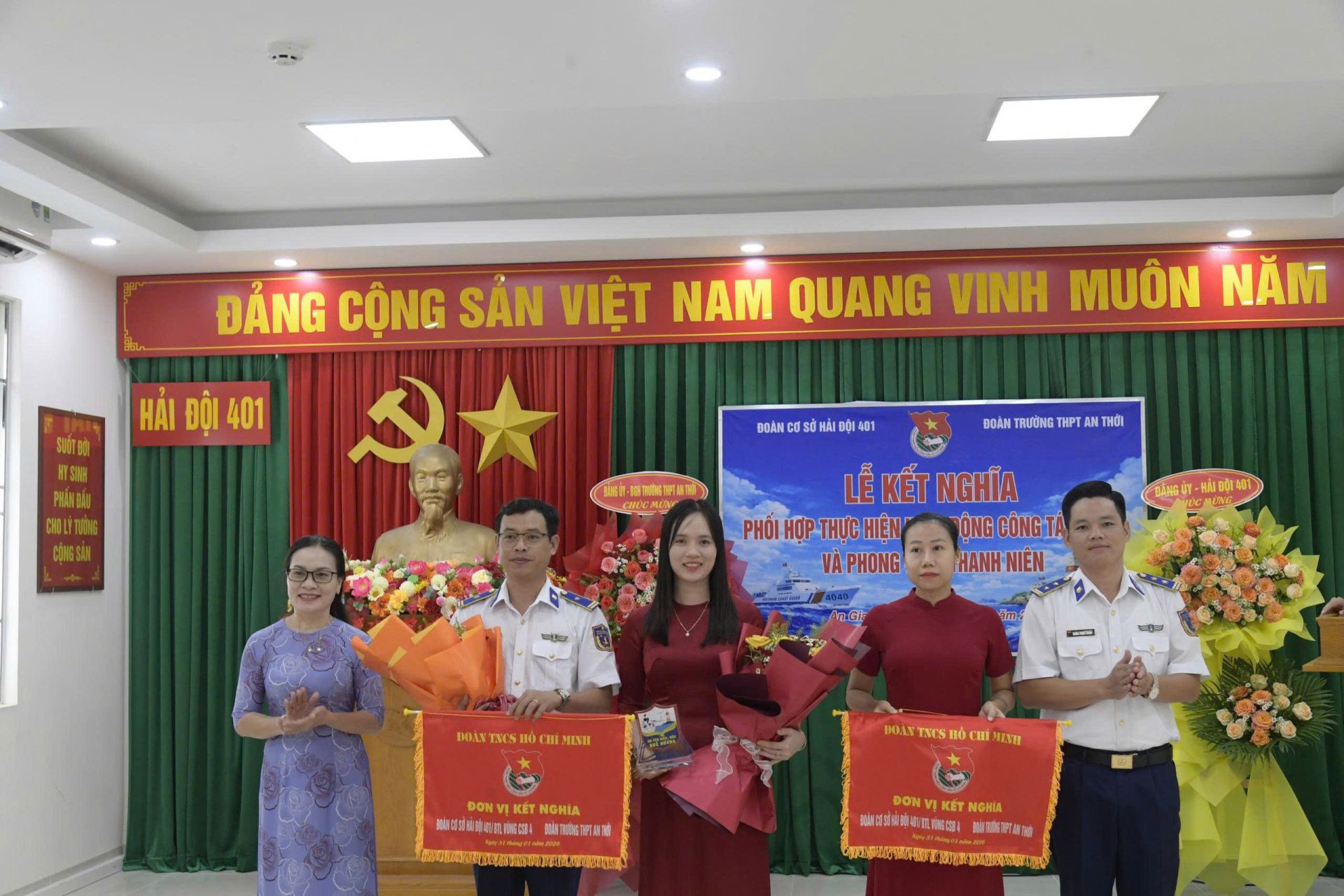Chỉ huy Hải đội 401 v&agrave; l&atilde;nh đạo Trường THPT An Thới tặng cờ lưu niệm cho hai tổ chức Đo&agrave;n