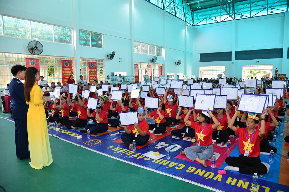 C&aacute;c em học sinh tham gia trả lời c&acirc;u hỏi của Cuộc thi