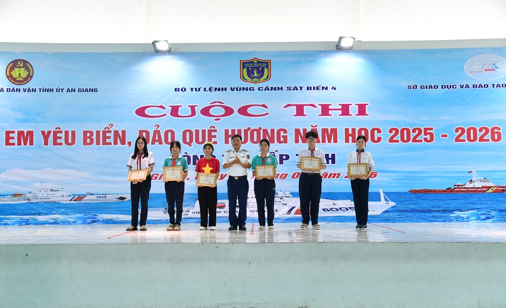 Ban Tổ chức Cuộc thi trao giải vẽ tranh về chủ đề &ldquo;Biển đảo Tổ quốc v&agrave; Người chiến sĩ Cảnh s&aacute;t biển&rdquo;