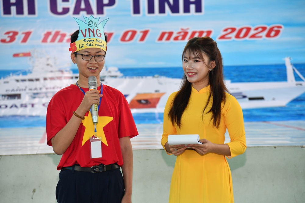 Em Phạm Kh&aacute;nh Duy, học sinh lớp 9/5, Trường THCS V&otilde; Nguyễn Gi&aacute;p chia sẽ kinh nghiệm học tập để xuất sắc gi&agrave;nh được giải Nhất Cuộc thi &ldquo;Em y&ecirc;u biển, đảo qu&ecirc; hương&rdquo;