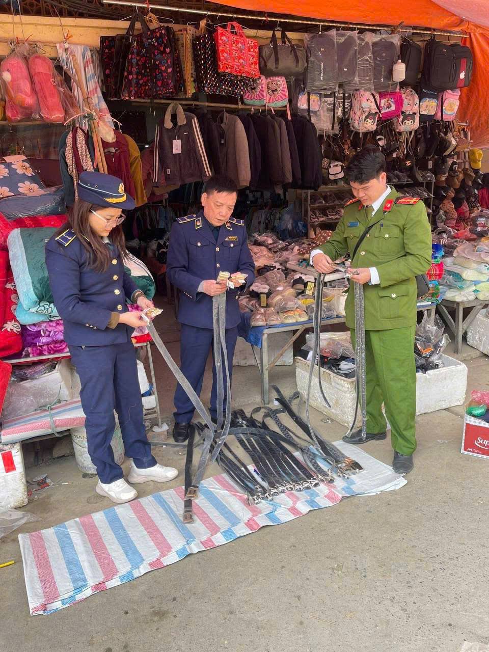 Lào Cai: Công an xã Mường Hum phối hợp kiểm tra, xử lý vi phạm trong kinh doanh hàng hóa