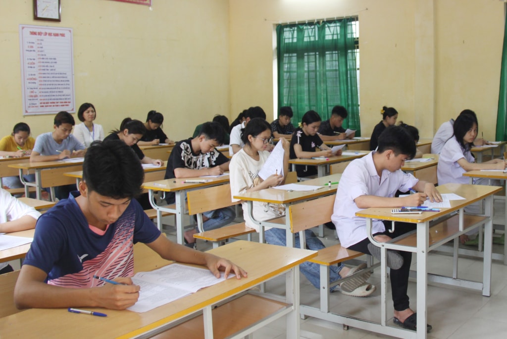 Thí sinh làm bài thi môn Tiếng Anh tại điểm thi THPT Trần Hưng Đạo, Hưng Yên Thí sinh làm bài thi môn Tiếng Anh tại điểm thi THPT Trần Hưng Đạo, Hưng Yên