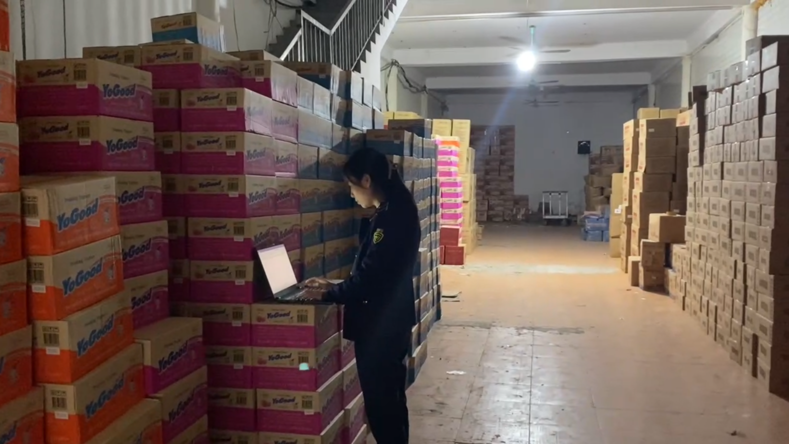 Đội Quản lý thị trường số 14 (Chi cục Quản lý thị trường Hà Nội) đã phát hiện và tạm giữ 2.980 sản phẩm bánh kẹo các loại do nước ngoài sản xuất. Ảnh: LQ Đội Quản lý thị trường số 14 (Chi cục Quản lý thị trường Hà Nội) đã phát hiện và tạm giữ 2.980 sản phẩm bánh kẹo các loại do nước ngoài sản xuất. Ảnh: LQ