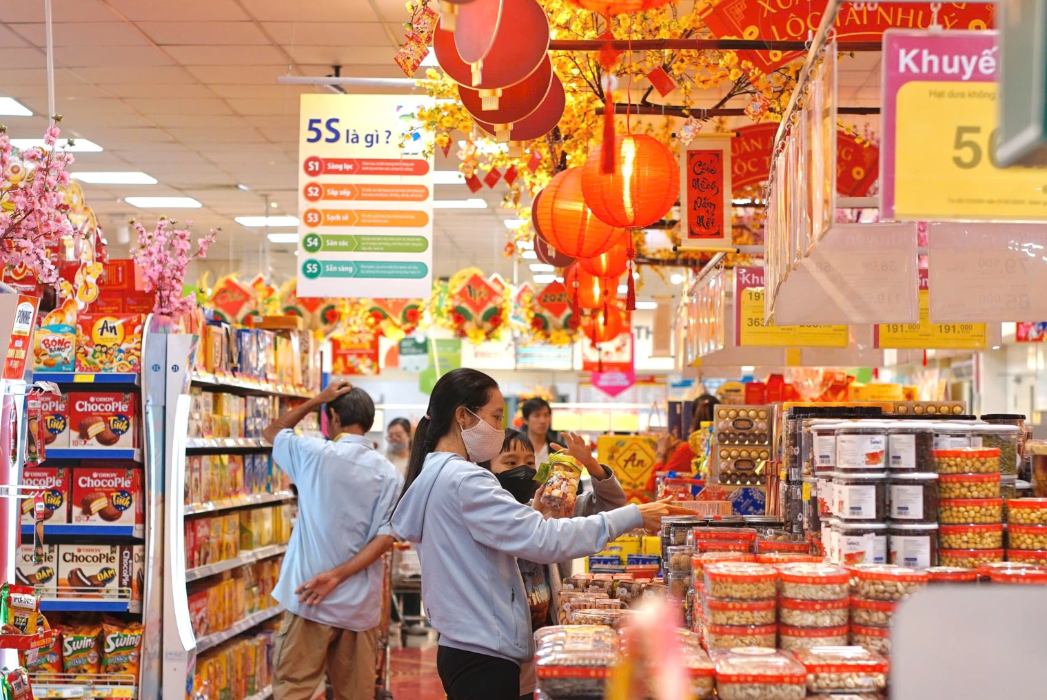 Nguồn cung hàng hóa phục vụ Tết Nguyên đán Bính Ngọ 2026 tại Hà Nội cơ bản được đảm bảo đầy đủ, ổn định. Ảnh: TN Nguồn cung hàng hóa phục vụ Tết Nguyên đán Bính Ngọ 2026 tại Hà Nội cơ bản được đảm bảo đầy đủ, ổn định. Ảnh: TN