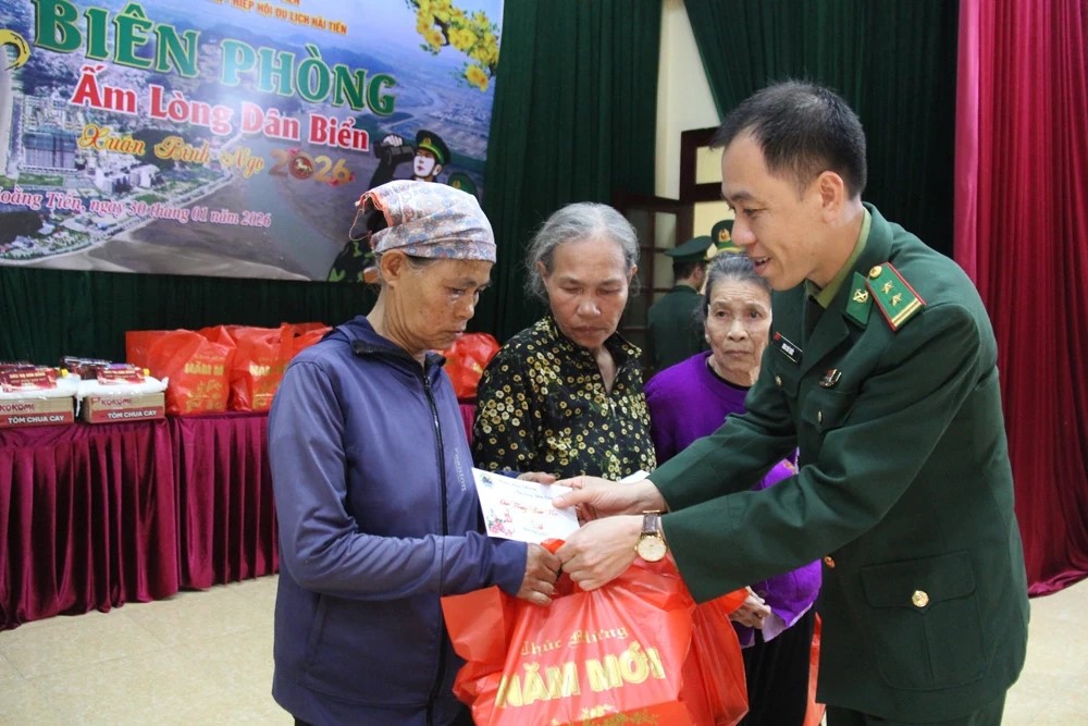 “Xuân Biên phòng - ấm lòng dân biển" tại Thanh Hóa