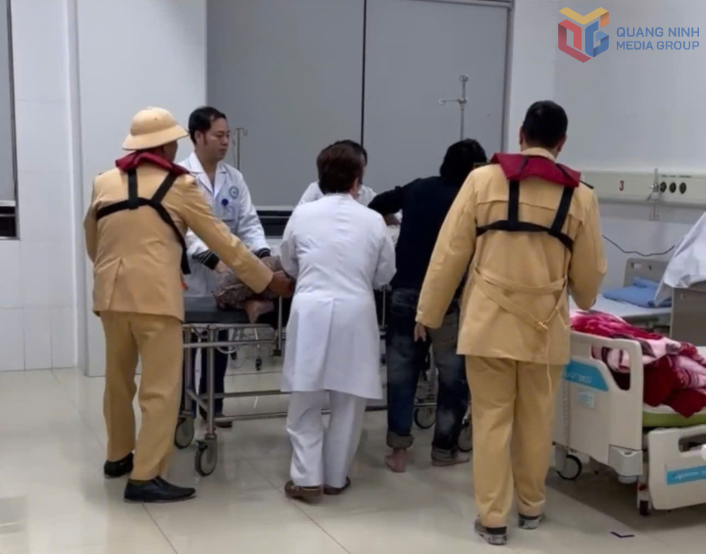 Nhờ được cấp cứu kịp thời nên anh Phùng Văn Đức đã qua cơn nguy kịch Nhờ được cấp cứu kịp thời nên anh Phùng Văn Đức đã qua cơn nguy kịch