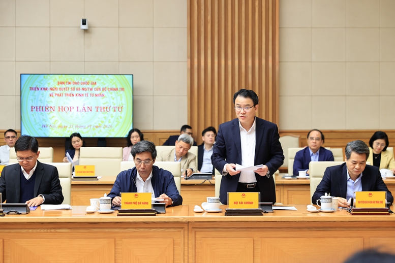 Thứ trưởng Bộ T&agrave;i ch&iacute;nh Trần Quốc Phương b&aacute;o c&aacute;o tại Phi&ecirc;n họp - Ảnh: VGP/Nhật Bắc