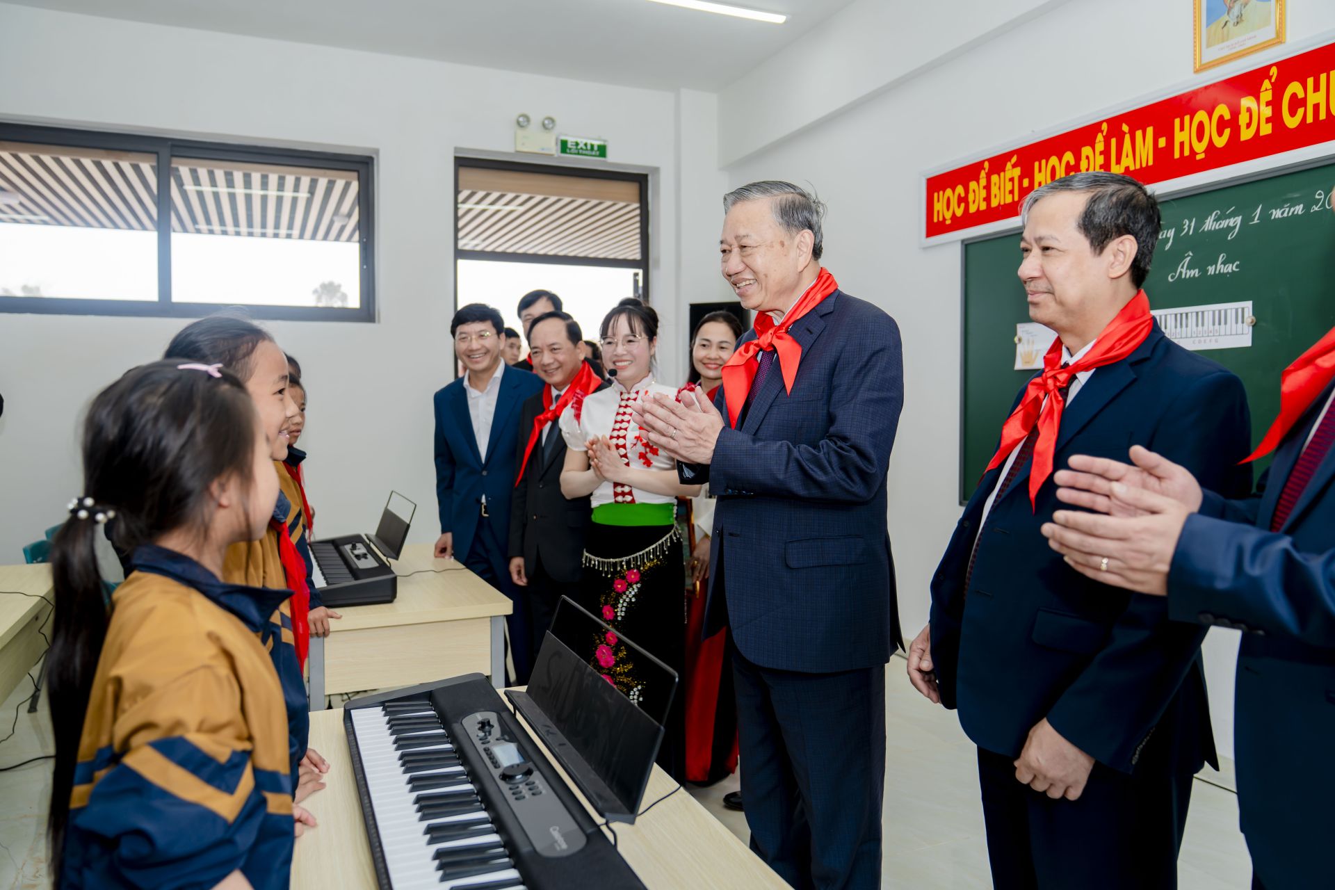 Tổng B&iacute; thư T&ocirc; L&acirc;m thăm lớp học, động vi&ecirc;n thầy v&agrave; tr&ograve; trường li&ecirc;n cấp Si Pa Ph&igrave;n. Ảnh: &Aacute;nh Dương