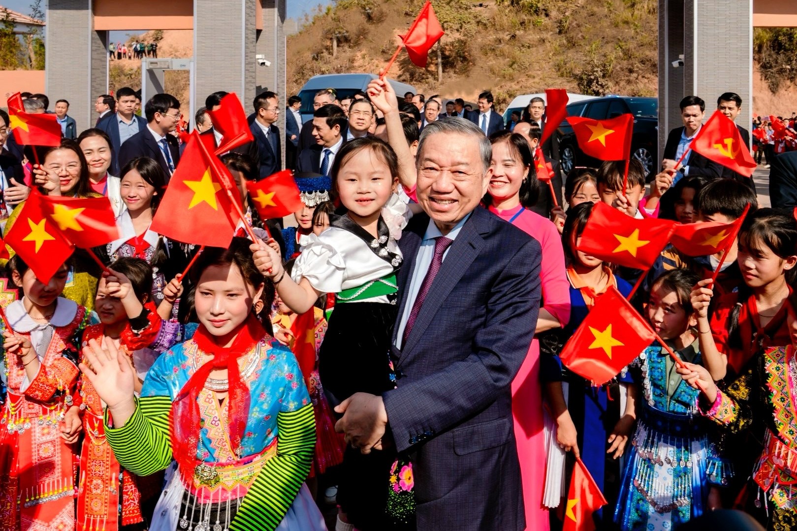 Niềm h&acirc;n hoan trong ng&agrave;y ng&ocirc;i trường mới đi v&agrave;o hoạt động, đ&aacute;nh dấu khởi đầu nhiều kỳ vọng cho thầy v&agrave; tr&ograve; v&ugrave;ng cao bi&ecirc;n giới. Ảnh: &Aacute;nh Dương