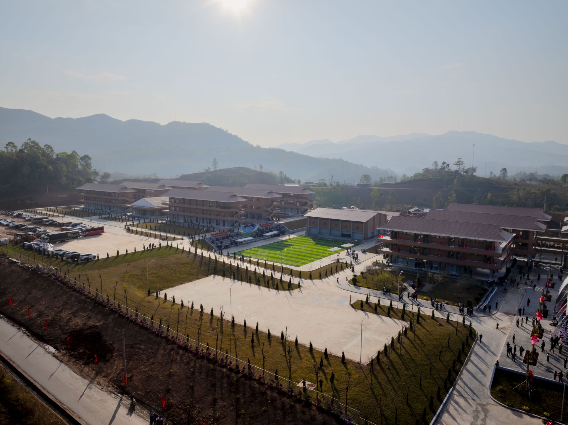 Trường li&ecirc;n cấp Si Pa Ph&igrave;n l&agrave; trường học đầu ti&ecirc;n về đ&iacute;ch trong chủ trương đầu tư x&acirc;y dựng 248 trường học cho c&aacute;c x&atilde; bi&ecirc;n giới. Ảnh: &Aacute;nh Dương