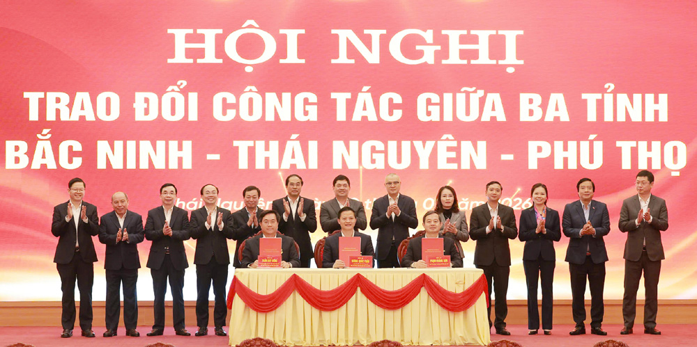 Đại diện lãnh đạo các địa phương ký Biên bản ghi nhớ hợp tác. Đại diện lãnh đạo các địa phương ký Biên bản ghi nhớ hợp tác.