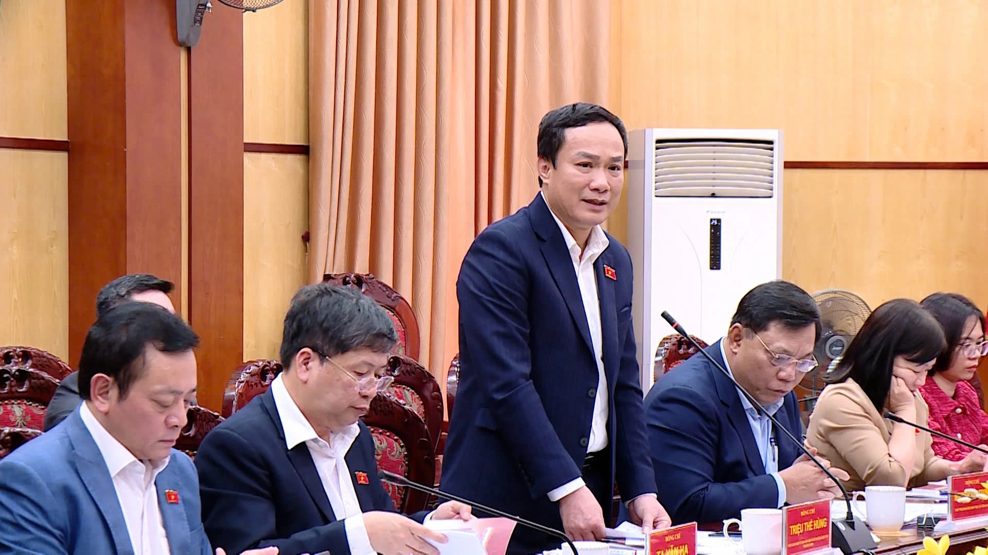 Đồng chí Triệu Thế Hùng, Phó Chủ nhiệm Ủy ban Văn hóa và Xã hội của Quốc hội kết luận buổi làm việc. Đồng chí Triệu Thế Hùng, Phó Chủ nhiệm Ủy ban Văn hóa và Xã hội của Quốc hội kết luận buổi làm việc.