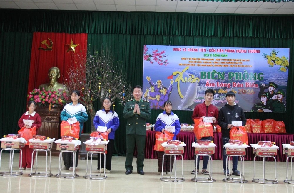 Trung t&aacute; Nguyễn Hữu Tuấn, Đồn Trưởng Đồn Bi&ecirc;n ph&ograve;ng Hoằng Trường tặng qu&agrave; c&aacute;c em học sinh trong chương tr&igrave;nh &ldquo;N&acirc;ng bước em tới trường&rdquo;.