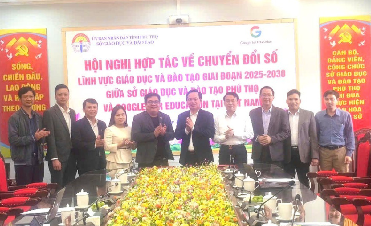 L&atilde;nh đạo Sở GD&ĐT tỉnh Ph&uacute; Thọ v&agrave; AI Edu k&yacute; kết Bi&ecirc;n bản ghi nhớ.