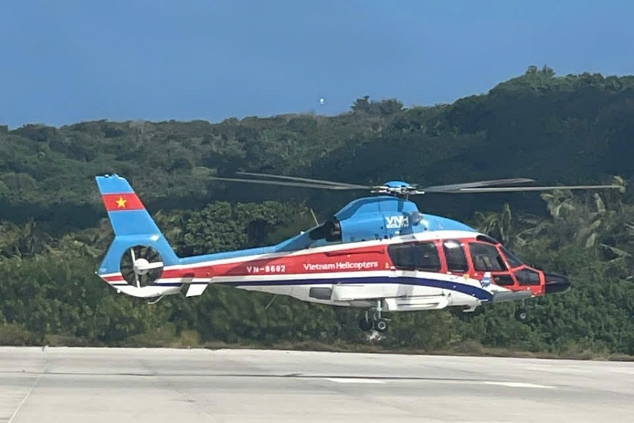 M&aacute;y bay trực thăng l&agrave; phương tiện duy nhất đưa bệnh nh&acirc;n nặng v&agrave;o đất liền cấp cứu, tuy nhi&ecirc;n chi ph&iacute; rất cao