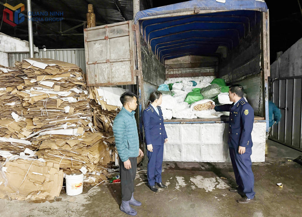 Đội QLTT số 1 kh&aacute;m phương tiện vận chuyển 3.120 kg ch&acirc;n g&agrave; kh&ocirc;ng r&otilde; nguồn gốc, xuất xứ