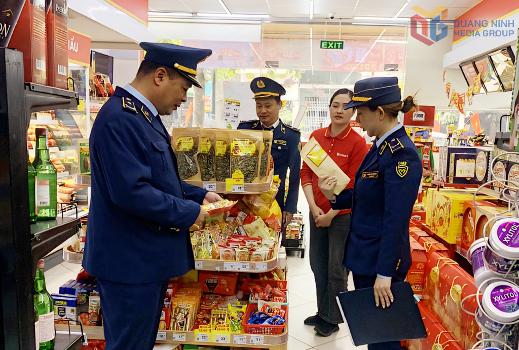 Chi cục QLTT tỉnh Quảng Ninh siết chặt quản lý thị trường dịp Tết