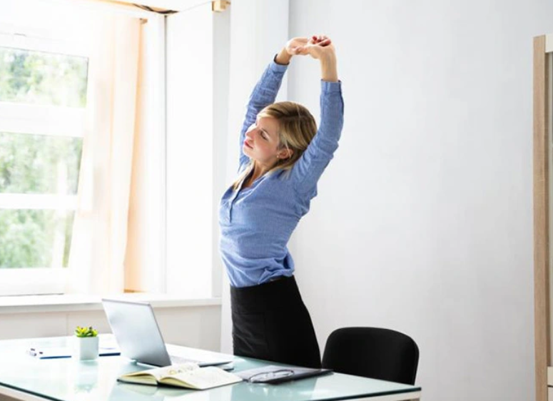 Tập thể dục sau mỗi 45-60 ph&uacute;t l&agrave;m việc gi&uacute;p cải thiện bệnh tho&aacute;i h&oacute;a đốt sống cổ