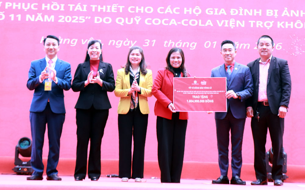 Các đồng chí lãnh đạo Hội Chữ thập đỏ Việt Nam và nhà tài trợ trao biển tượng trưng quà tài trợ cho đại diện tỉnh Bắc Ninh. Các đồng chí lãnh đạo Hội Chữ thập đỏ Việt Nam và nhà tài trợ trao biển tượng trưng quà tài trợ cho đại diện tỉnh Bắc Ninh.