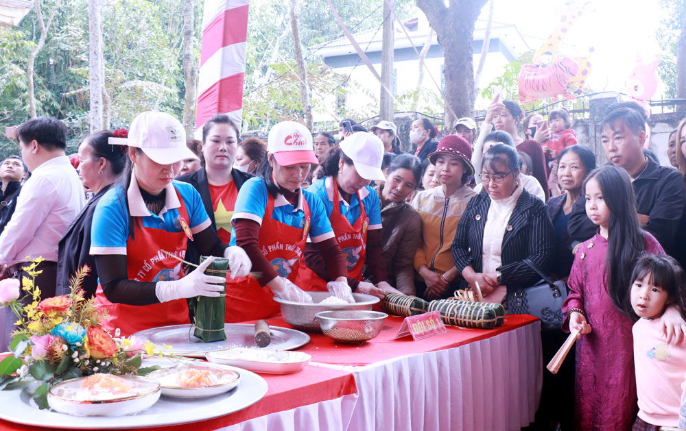 Đông đảo người dân, du khách chứng kiến phần thi gói bánh chưng. Đông đảo người dân, du khách chứng kiến phần thi gói bánh chưng.