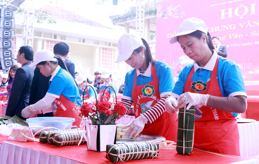 Các thí sinh thực hiện kỹ thuật gói bánh chưng. Các thí sinh thực hiện kỹ thuật gói bánh chưng.