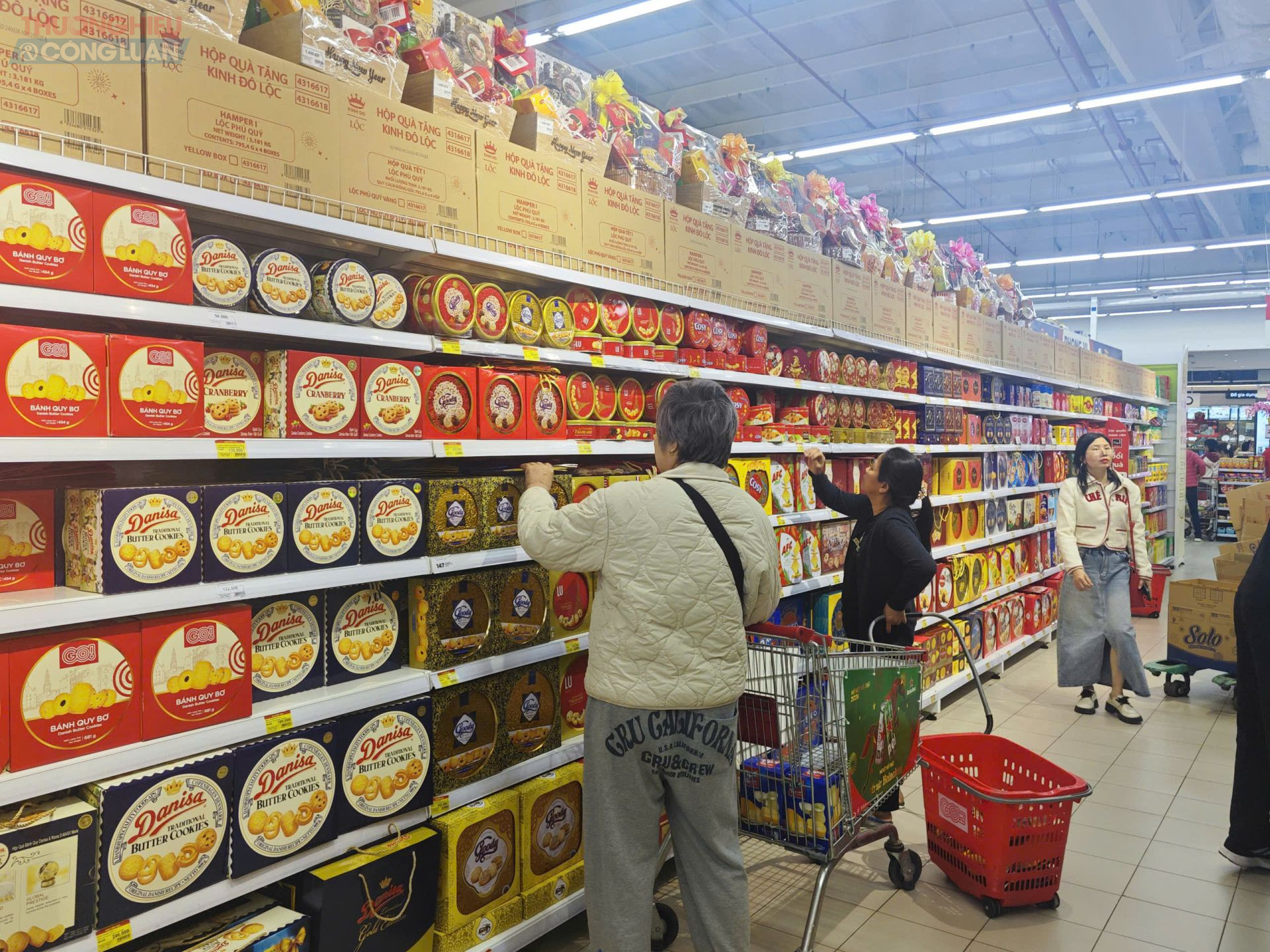 Thay vì những hộp quà lớn, nhiều người tiêu dùng chọn mua từng sản phẩm riêng lẻ, phù hợp với nhu cầu sử dụng thực tế của gia đình. Thay vì những hộp quà lớn, nhiều người tiêu dùng chọn mua từng sản phẩm riêng lẻ, phù hợp với nhu cầu sử dụng thực tế của gia đình.