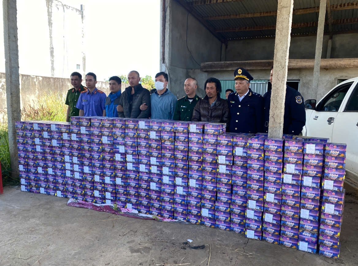 Lực lượng chức năng (th&agrave;nh vi&ecirc;n Ban Chỉ đạo 389 tỉnh Quảng Ng&atilde;i) bắt giữ vụ vận chuyển ph&aacute;o hoa nổ tr&aacute;i ph&eacute;p trong th&aacute;ng 1/2026. Ảnh: QH