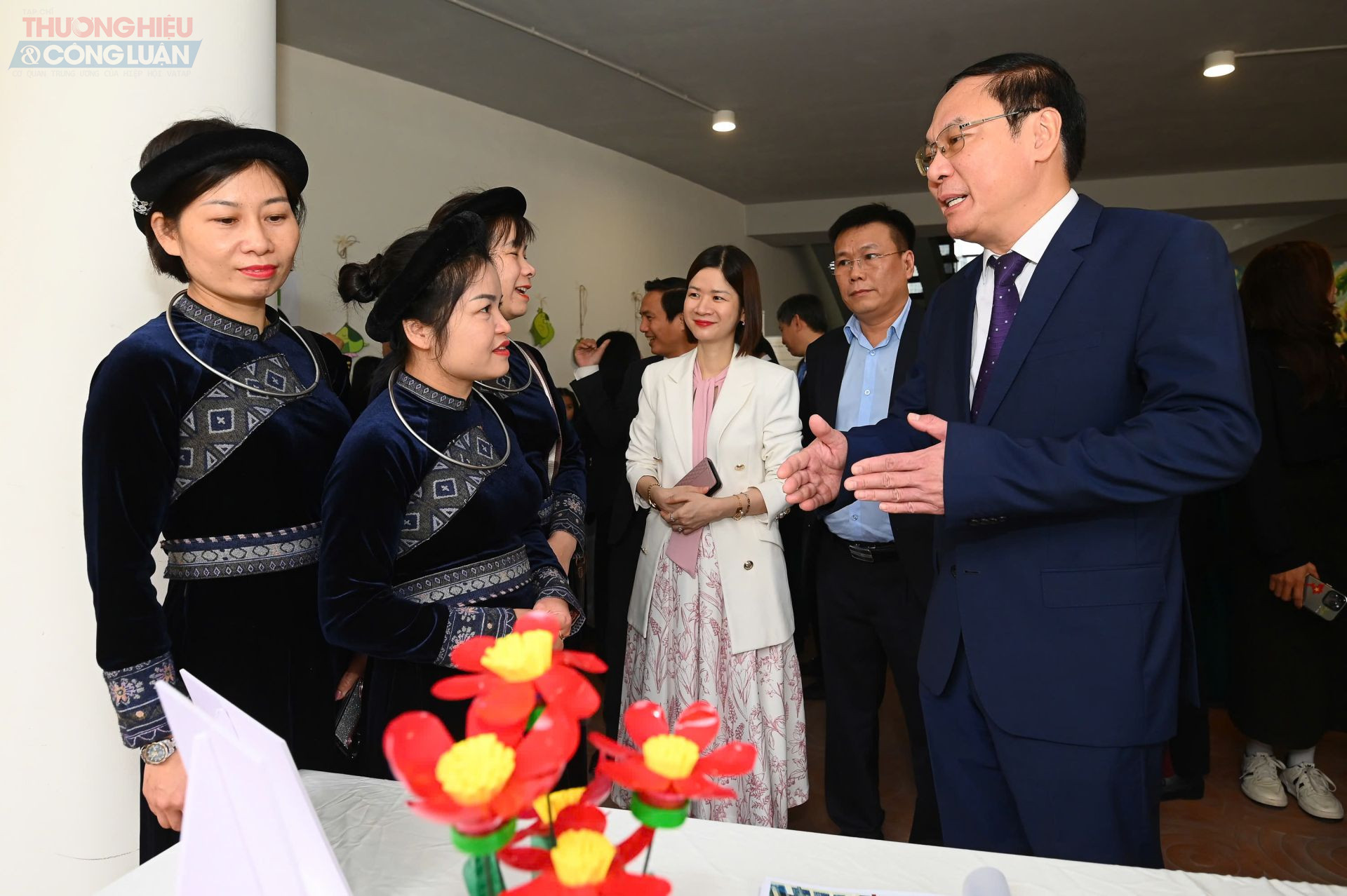 Thứ trưởng L&ecirc; C&ocirc;ng Th&agrave;nh c&ugrave;ng c&aacute;c đại biểu thăm gian trưng b&agrave;y m&ocirc; h&igrave;nh, s&aacute;ng kiến của c&aacute;c trường học b&ecirc;n lề Lễ trao giải.