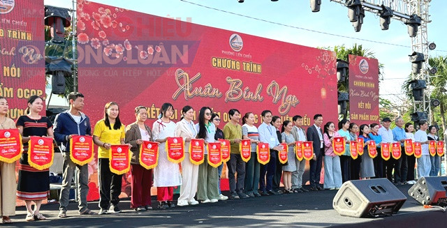 Trao cờ cho các đơn vị tham gia. Trao cờ cho các đơn vị tham gia.