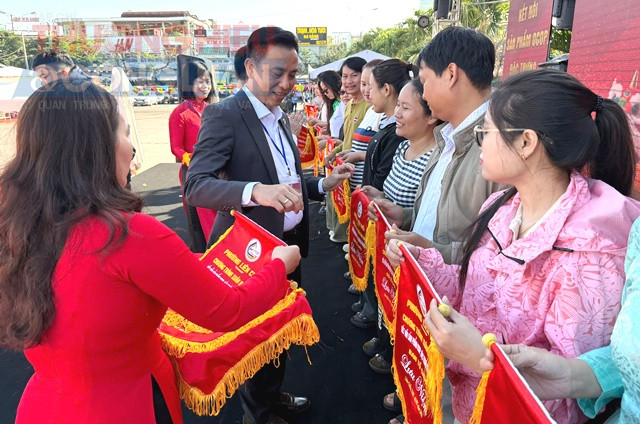 Ông Nguyễn Thanh Lịch - Phó Chủ tịch UBND phường Liên Chiểu trao cờ cho các đơn vị tham gia. Ông Nguyễn Thanh Lịch - Phó Chủ tịch UBND phường Liên Chiểu trao cờ cho các đơn vị tham gia.