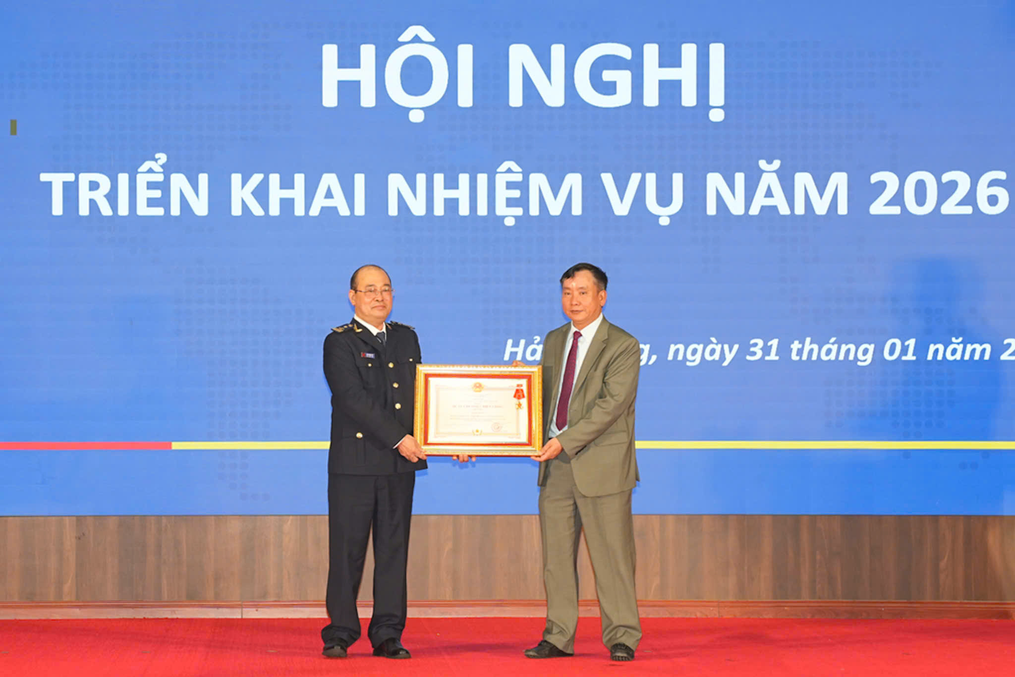 Ph&oacute; Chủ tịch UBND th&agrave;nh phố Trần Văn Qu&acirc;n đ&atilde; trao tặng Hu&acirc;n chương Chiến c&ocirc;ng hạng Nh&igrave; cho đồng ch&iacute; Chu Quang Hải, Ph&oacute; Chi cục trưởng Chi cục Hải quan khu vực III.