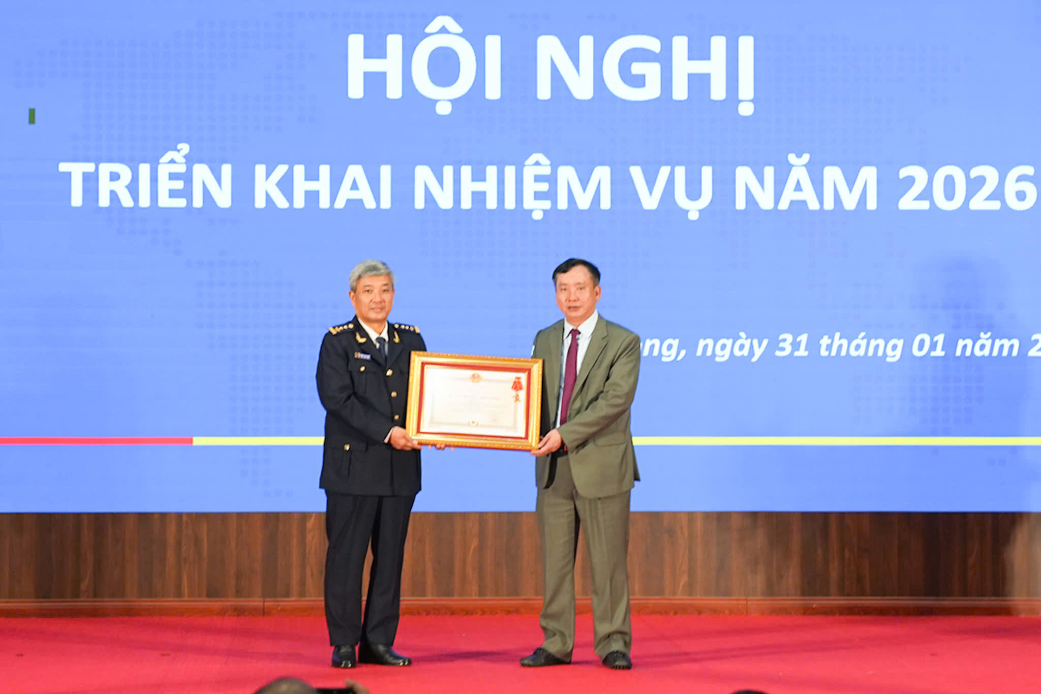 Ph&oacute; Chủ tịch UBND th&agrave;nh phố Trần Văn Qu&acirc;n đ&atilde; trao tặng Hu&acirc;n chương Chiến c&ocirc;ng hạng Ba cho đồng ch&iacute; Nguyễn Th&aacute;i Hưng, Đội trưởng Đội thủ tục h&agrave;ng h&oacute;a xuất nhập khẩu cảng Đ&igrave;nh Vũ.