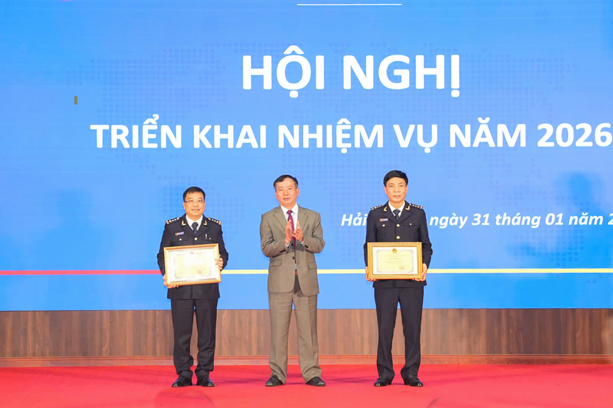 02 tập thể v&agrave; 07 c&aacute; nh&acirc;n nhận Bằng khen của Chủ tịch UBND th&agrave;nh phố.