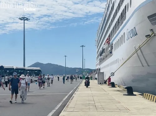 Hai chuyến tàu du lịch biển cùng 3.400 du khách cập bến đến Khánh Hòa