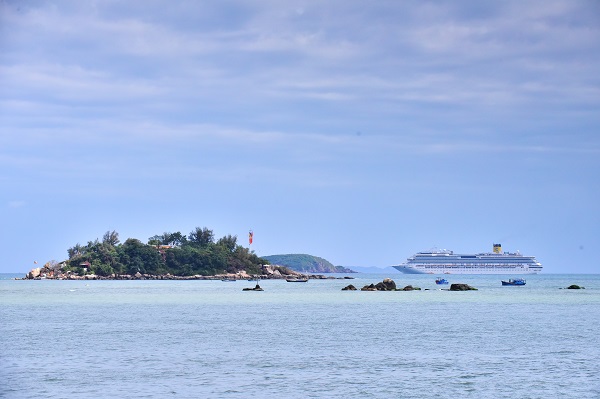 t&agrave;u biển quốc tế COSTA SERENA trong vịnh Nha Trang