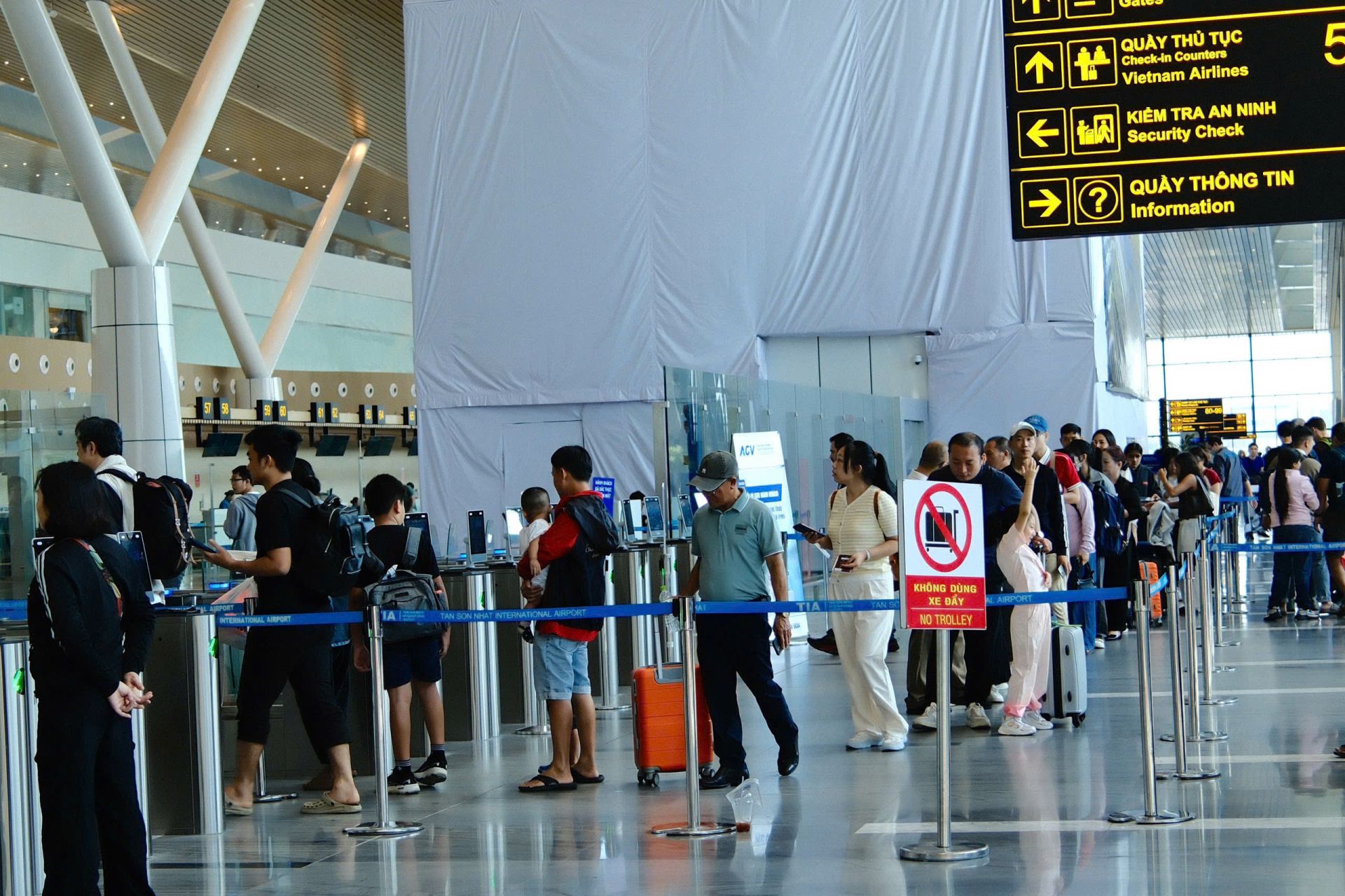 Nhu cầu đi lại tăng cao, “cháy vé” bay Tết từ TP. HCM đến các tỉnh Bắc - Trung