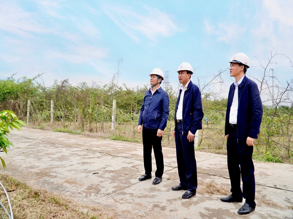 &Ocirc;ng Lương Minh Thanh - Ph&oacute; Tổng gi&aacute;m đốc Tổng c&ocirc;ng ty Điện lực miền Bắc (người đứng giữa) kiểm tra tiến độ dự &aacute;n Đường d&acirc;y v&agrave; Trạm biến &aacute;p 110 kV Sơn Động