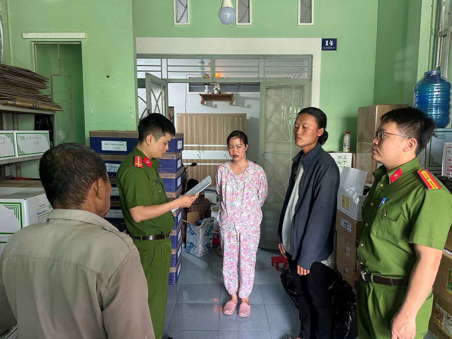 Lực lượng chức năng thi h&agrave;nh c&aacute;c quyết định tố tụng đối với L&ecirc; Thị Th&uacute;y Hồng