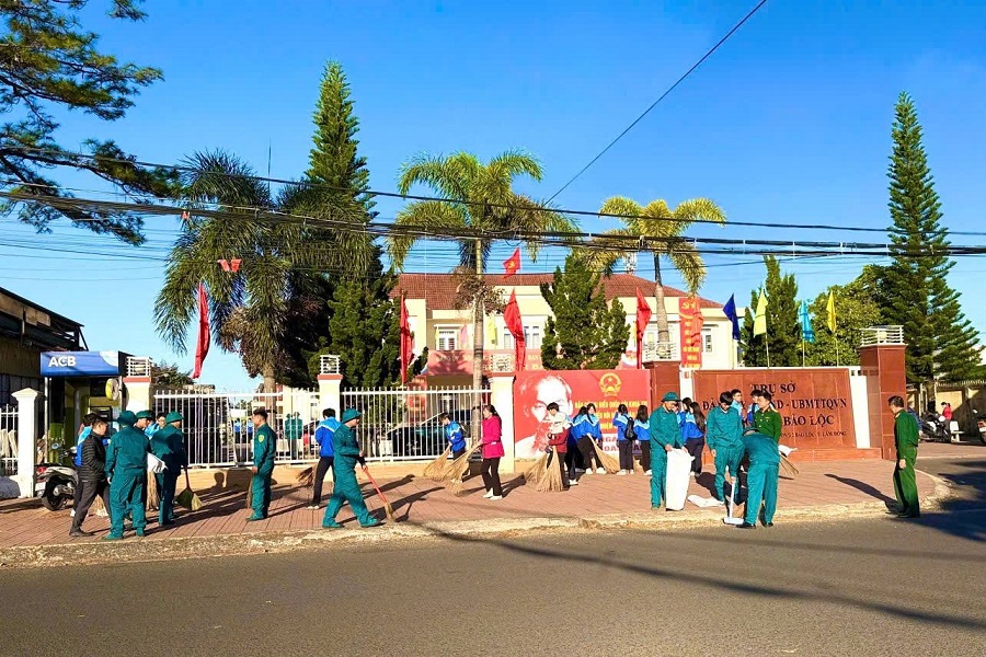 Cán bộ, chiến sĩ dân quân Ban CHQS phường tham gia phong trào thi đua xây dựng môi trường Sáng – Xanh – Sạch – Đẹp Cán bộ, chiến sĩ dân quân Ban CHQS phường tham gia phong trào thi đua xây dựng môi trường Sáng – Xanh – Sạch – Đẹp