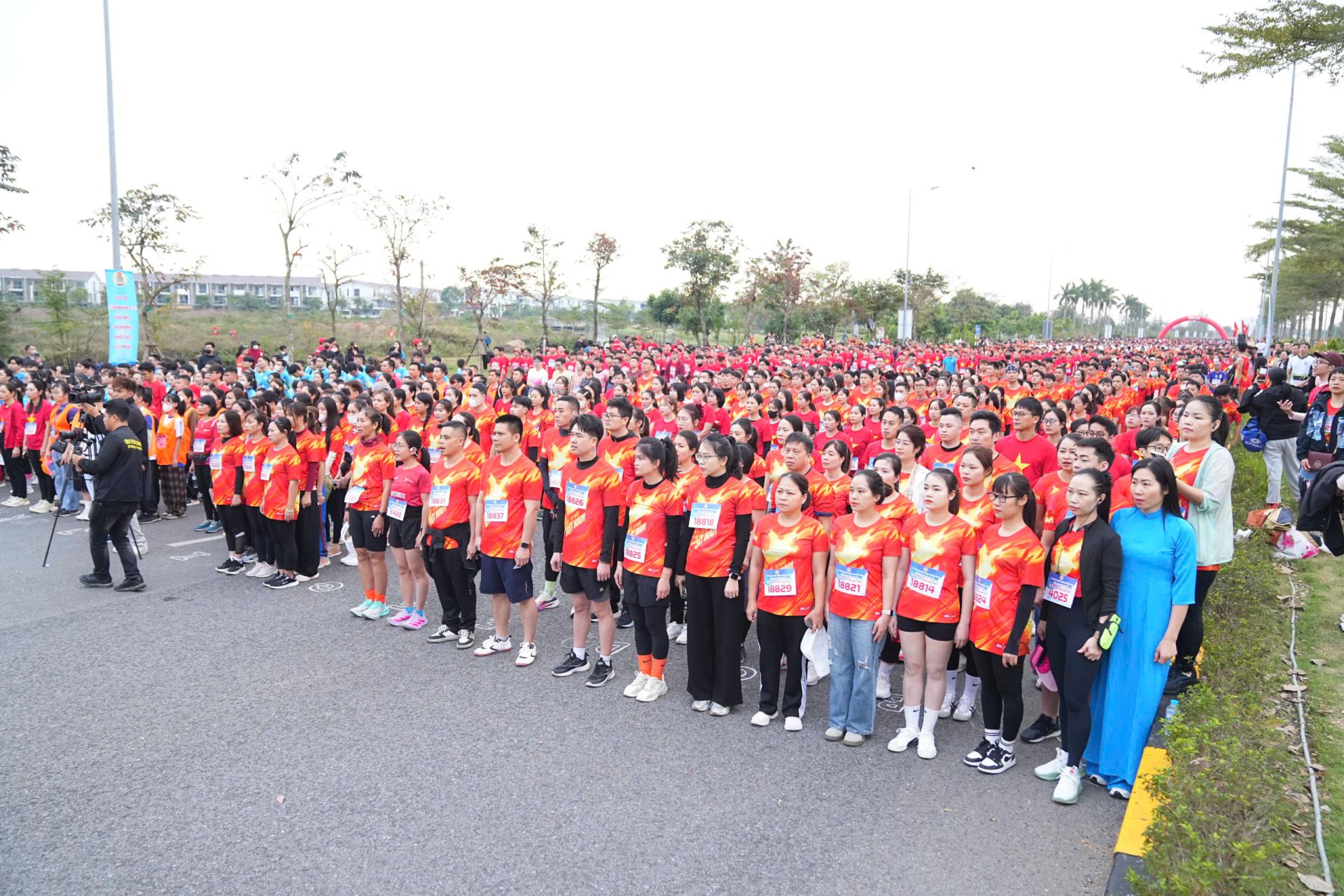 C&aacute;n bộ, đo&agrave;n vi&ecirc;n c&ocirc;ng đo&agrave;n tham gia giải chạy tại Khu c&ocirc;ng nghiệp VSIP.