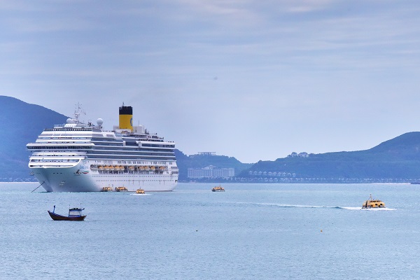 Ca n&ocirc; tự h&agrave;nh của t&agrave;u COSTA SERENA đưa kh&aacute;ch l&ecirc;n Bến du thuyền quốc tế Ana Marina Nha Trang để nhập cảnh, đi tham quan