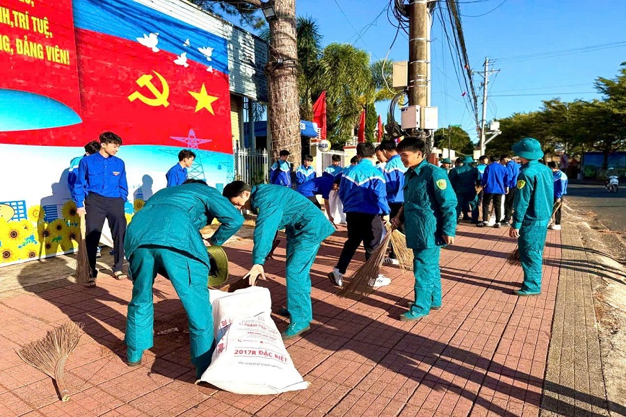 Cán bộ, chiến sĩ dân quân Ban CHQS phường tham gia phong trào thi đua xây dựng môi trường Sáng – Xanh – Sạch – Đẹp Cán bộ, chiến sĩ dân quân Ban CHQS phường tham gia phong trào thi đua xây dựng môi trường Sáng – Xanh – Sạch – Đẹp