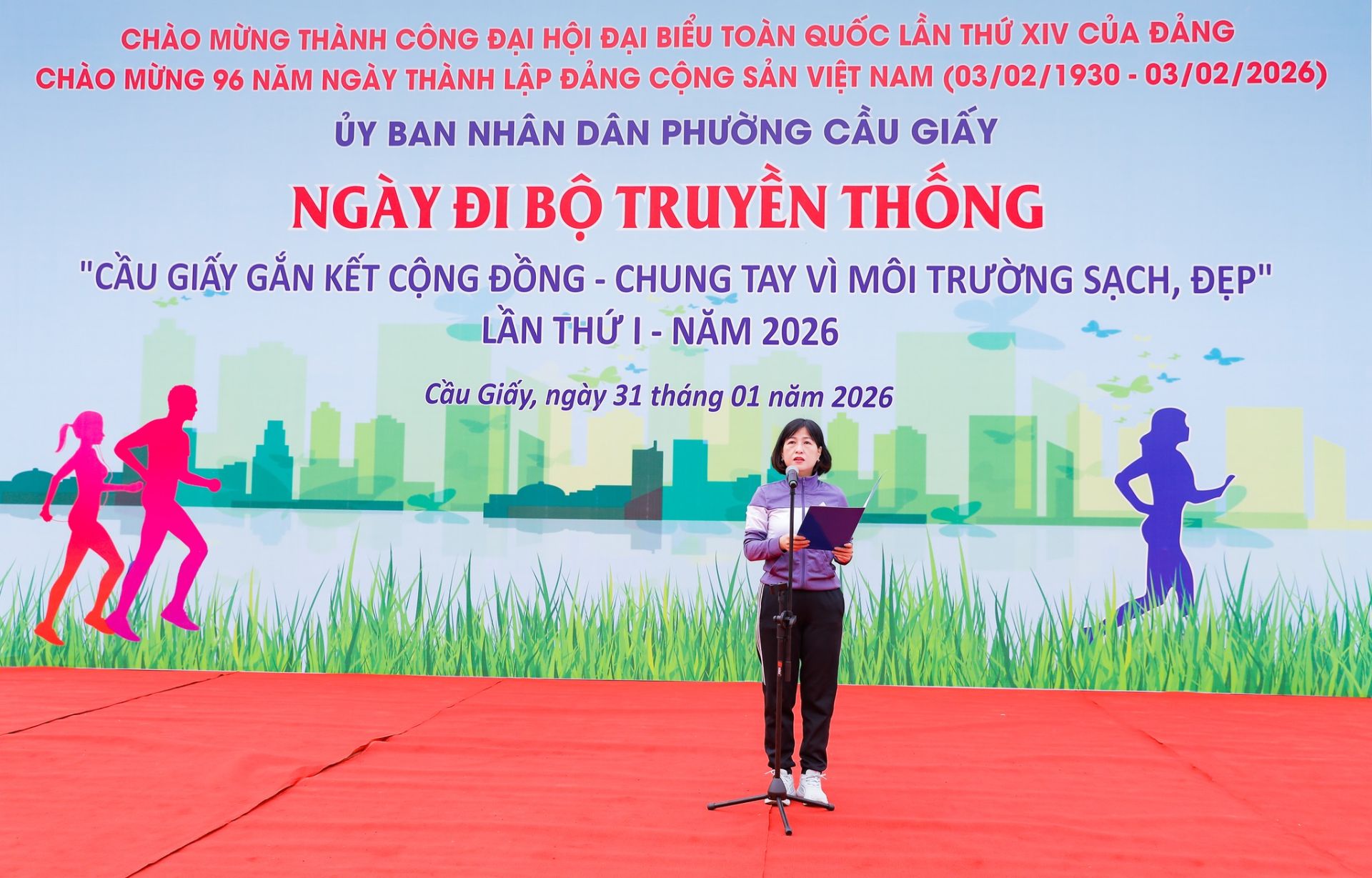 L&atilde;nh đạo UBND phường Cầu Giấy ph&aacute;t biểu khai mạc Ng&agrave;y đi bộ truyền thống, nhấn mạnh &yacute; nghĩa ch&iacute;nh trị &ndash; x&atilde; hội v&agrave; th&ocirc;ng điệp x&acirc;y dựng nếp sống văn minh, th&acirc;n thiện với m&ocirc;i trường.
