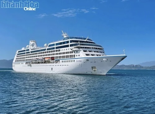 T&agrave;u biển quốc tế Sirena tiến v&agrave;o Cảng Quốc tế Cam Ranh
